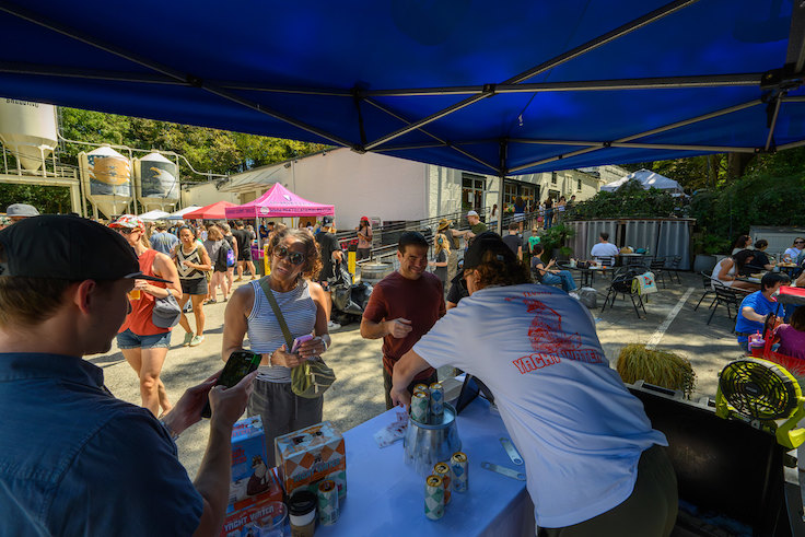 gente pidiendo en un food truck