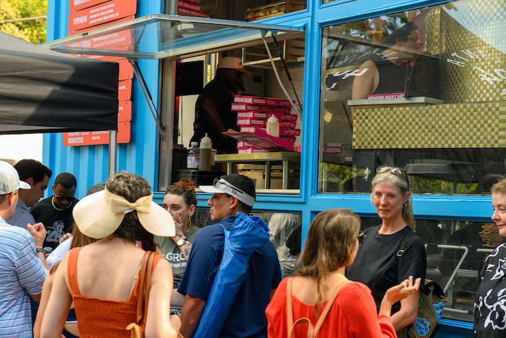 gente pidiendo en un food truck