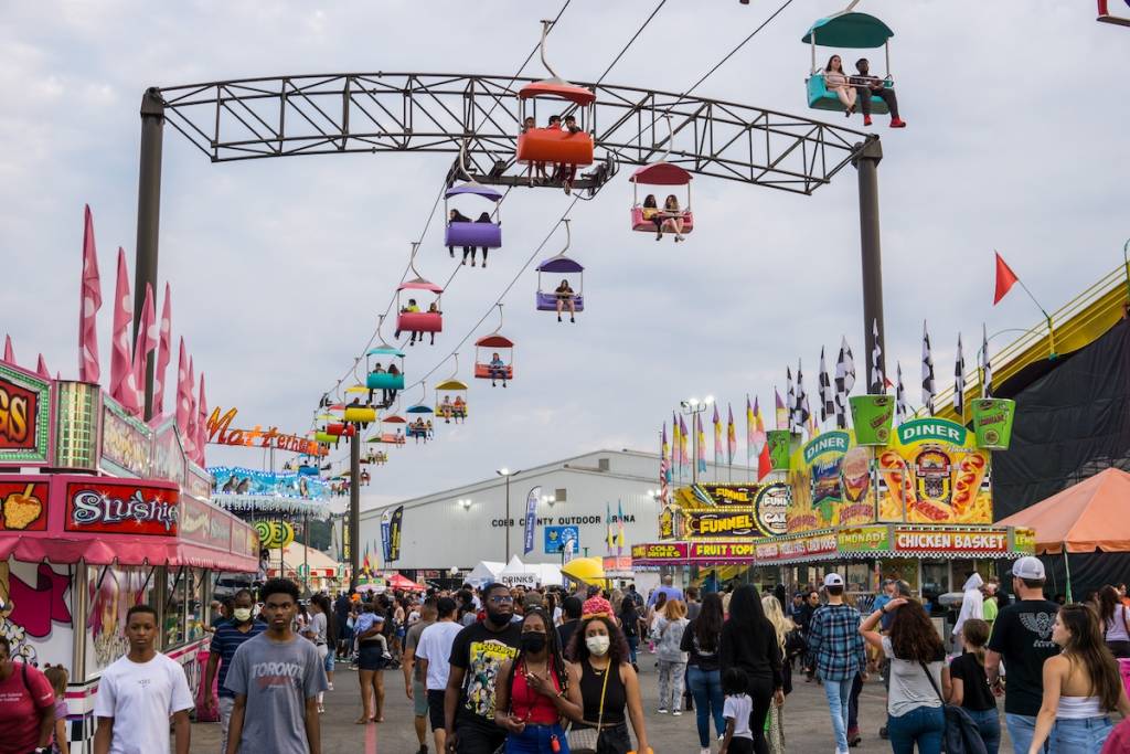 Marietta, Georgia, EE. UU. - 28 de septiembre de 2021: Una feria estatal con todo su colorido y sus atracciones, y con la gente que la disfruta