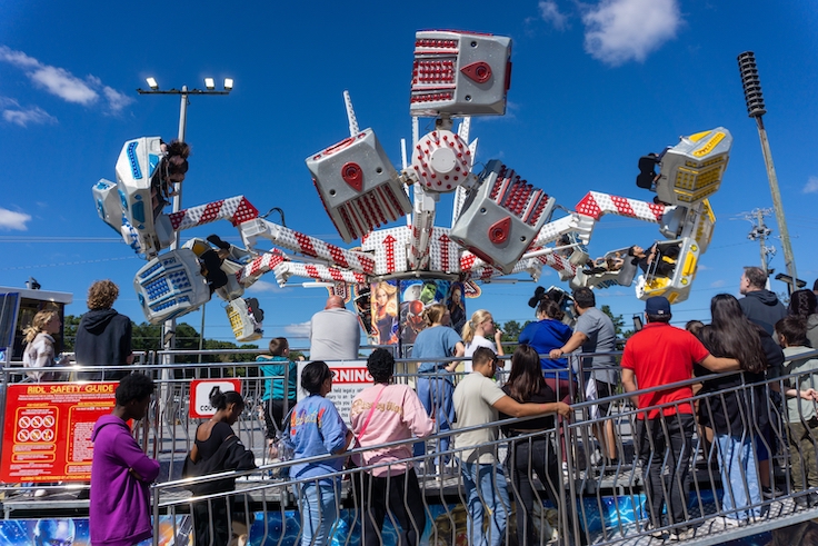 Marietta, Georgia, EE. UU. - 10 de febrero de 2022: La Feria Estatal del Norte de Georgia está llena de colores vivos, comida, atracciones de vértigo, grandes multitudes, oportunidades para hacer fotos, dinero gastado, alegría infantil, peluches y momentos divertidos.