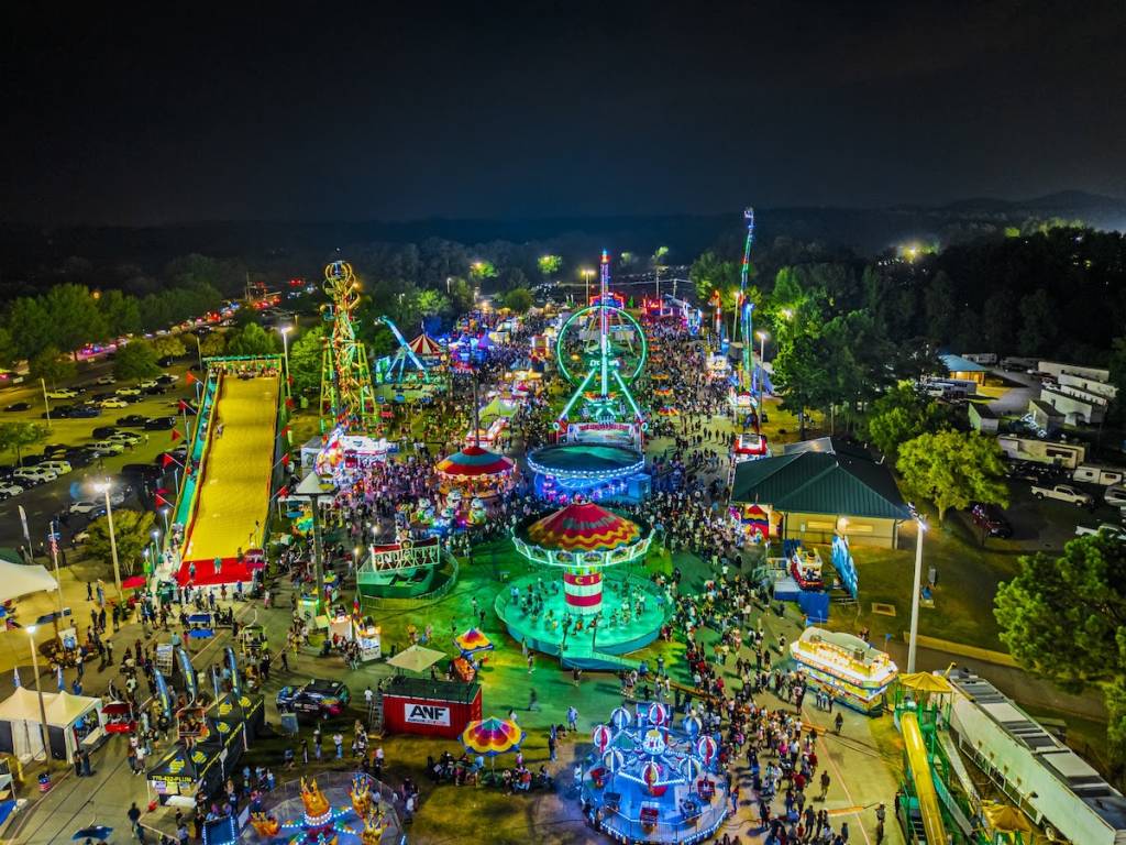 La Feria Estatal del Norte de Georgia está llena de colores vivos, comida, atracciones de vértigo, grandes multitudes, oportunidades para hacer fotos, dinero gastado, alegría infantil, peluches y momentos divertidos.