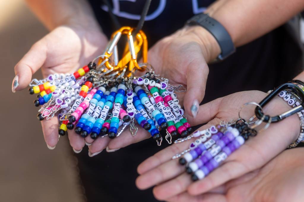 LONDRES, INGLATERRA - 6 DE JULIO: Una vista de las pulseras antes de la actuación de BTS en el Tottenham Hotspur Stadium el 6 de julio de 2026 en Londres, Inglaterra. La popular banda de chicos de K-pop BTS se encuentra actualmente de gira mundial con su álbum «Arirang», número uno en las listas, tras una pausa de cuatro años para que los miembros del grupo pudieran cumplir con el servicio militar obligatorio en Corea del Sur. (Foto de Shane Anthony Sinclair/Getty Images)