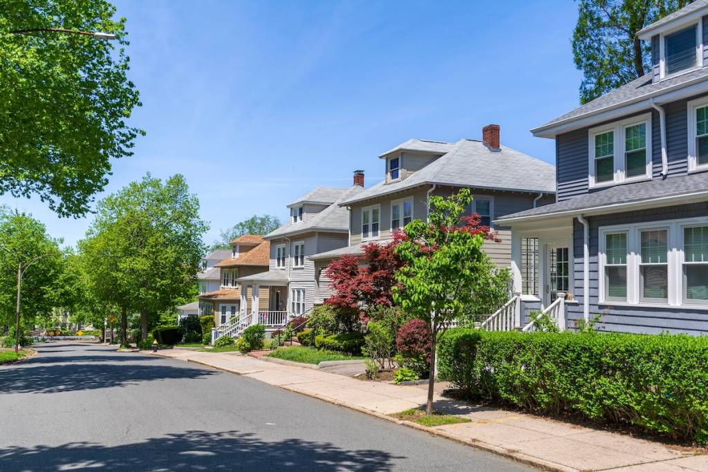 Preciosa calle de las afueras llena de casas tradicionales americanas en un día de finales de primavera en Boston, Massachusetts, EE. UU.