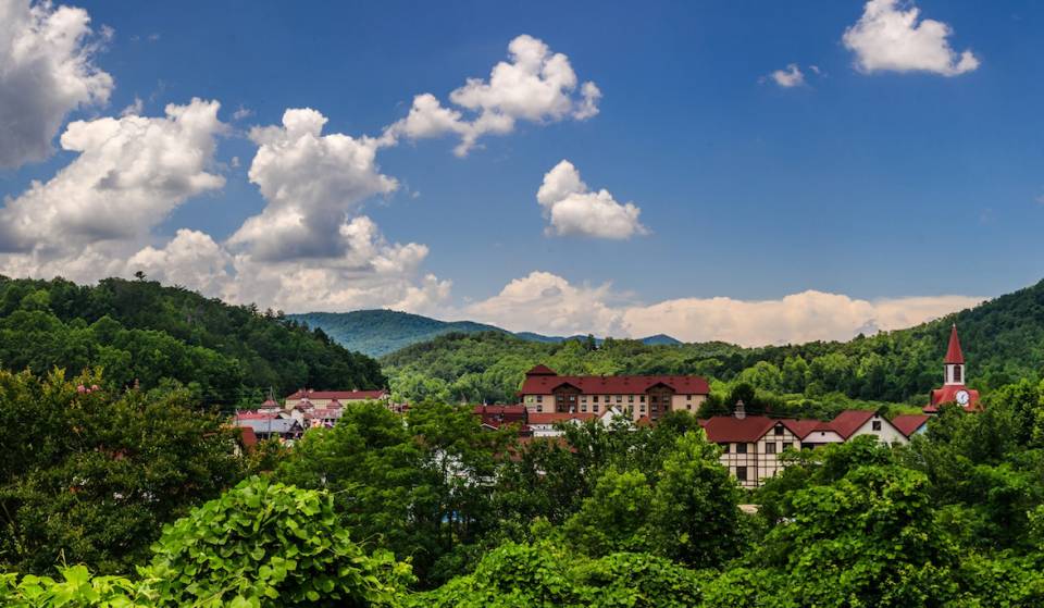 Este pueblo alpino poco conocido, a solo 90 minutos de Atlanta, es el destino perfecto para un «viaje de folclore» este otoño: un pueblo europeo de cuento de hadas escondido en las montañas del norte de Georgia.