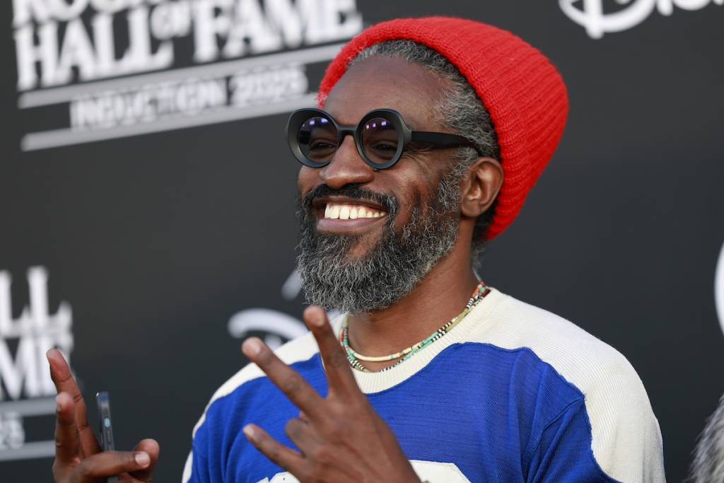 LOS ÁNGELES, CALIFORNIA - 8 DE NOVIEMBRE: André 3000, de Outkast, asiste a la ceremonia de incorporación al Salón de la Fama del Rock and Roll de 2025 en el Peacock Theater el 8 de noviembre de 2025 en Los Ángeles, California. (Foto de Frazer Harrison/Getty Images para RRHOF)