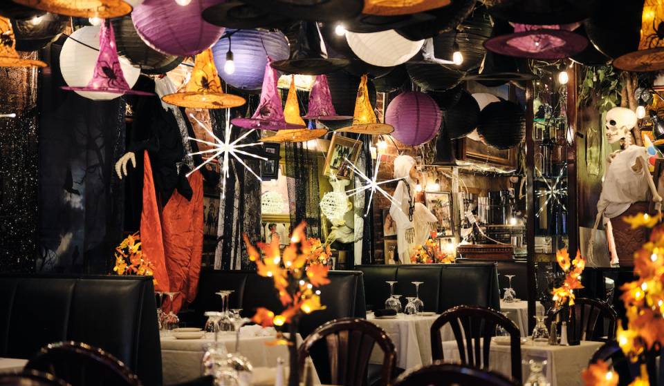 Este caprichoso restaurante italiano se transforma en un refugio embrujado de Halloween: una decoración increíblemente espeluznante, cócteles que te pondrán los pelos de punta y un montón de travesuras de Halloween.