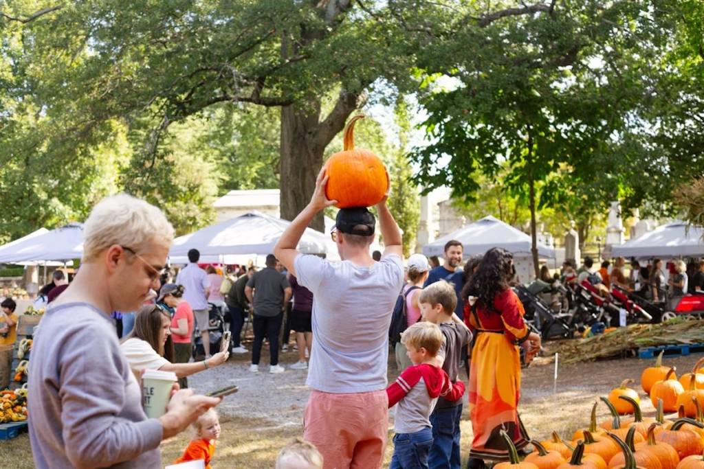un huerto de calabazas en el Cementerio de Oakland