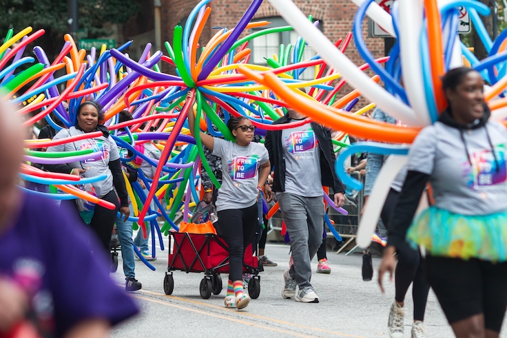 Atlanta, Georgia, EE. UU. - 15 de octubre de 2023: Los empleados del PNC Bank llevan globos de colores mientras desfilan en el desfile anual del Orgullo el 15 de octubre de 2023 en Atlanta, Georgia.