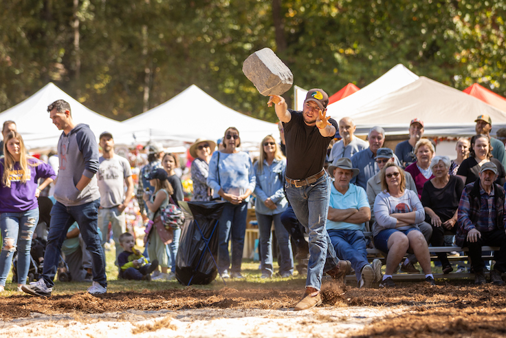festival en el que un hombre lanza una gran piedra