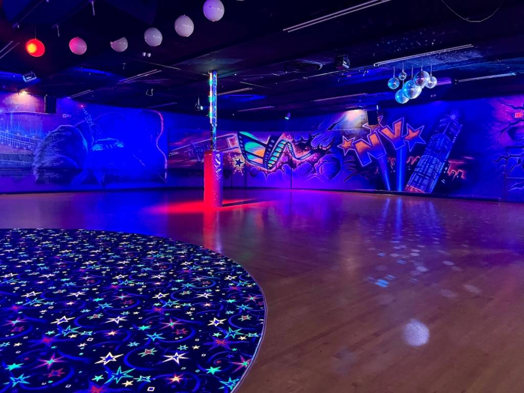 Massapequa, Nueva York, EE. UU., 18 de abril de 2025 - Dentro del United Skates of America.