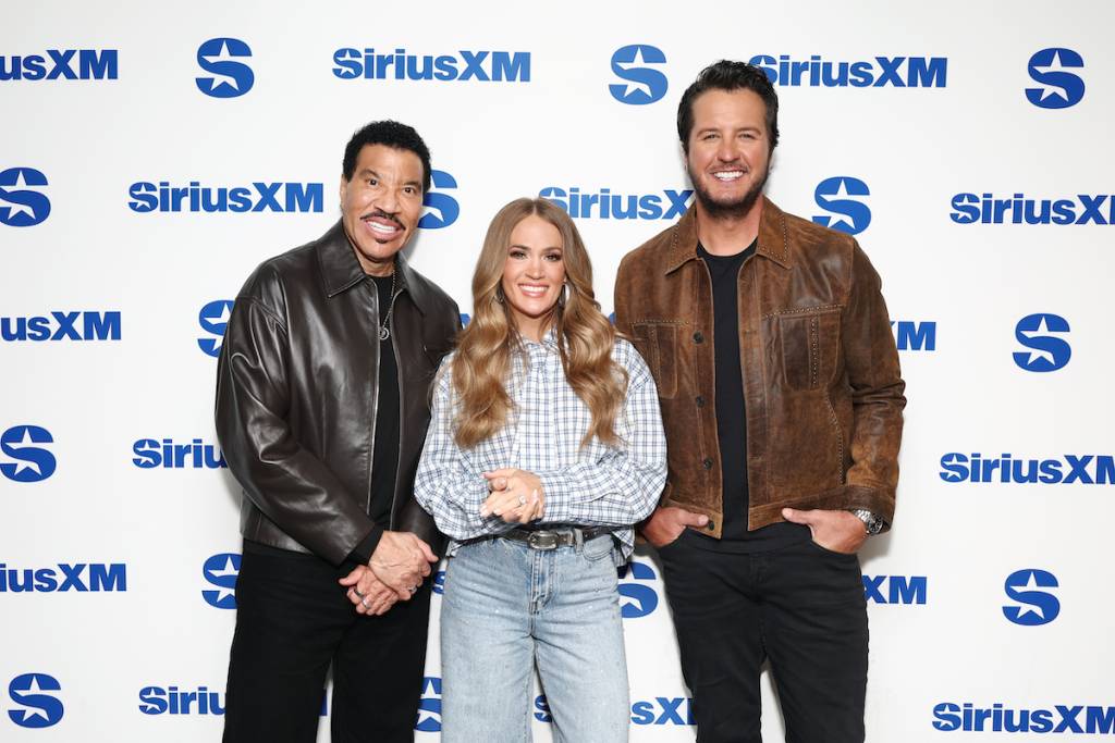 NUEVA YORK, NUEVA YORK - 24 DE MARZO: (De izquierda a derecha) Los jueces de «American Idol» Lionel Richie, Carrie Underwood y Luke Bryan acuden al evento «Front Row» de SiriusXM en los estudios de SiriusXM el 24 de marzo de 2026 en la ciudad de Nueva York. (Foto de Cindy Ord/Getty Images para SiriusXM)