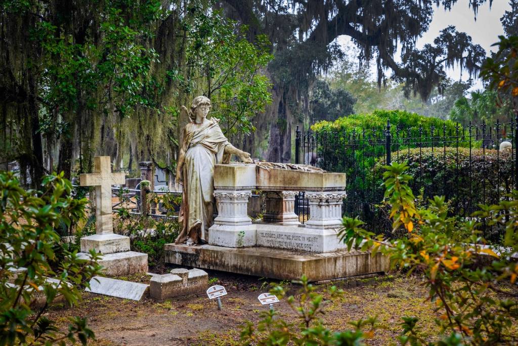 Savannah, Georgia, EE. UU. - 26/12/2023: Monumento al Ángel de Taliaferro en el cementerio de Bonaventure, en Savannah, Georgia