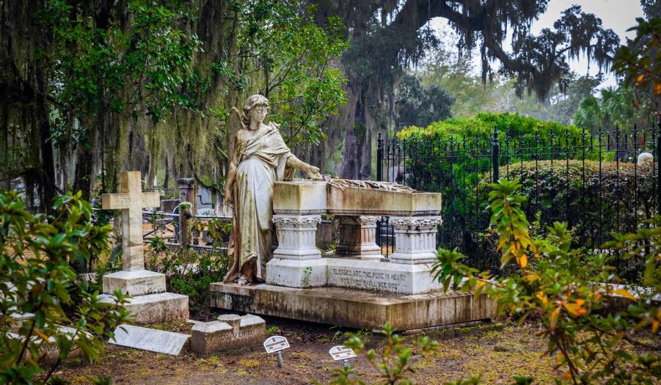 Uno de los cementerios más bonitos del país es un cementerio costero a solo 3,5 horas de Atlanta: musgo español ondulante, robles centenarios y monumentos de estilo victoriano