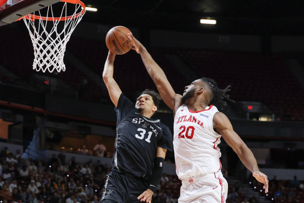 9 DE JULIO: RJ Meléndez (n.º 31) de los San Antonio Spurs hace un mate contra Zuby Ejiofor (n.º 20) de los Atlanta Hawks en la primera parte de un partido de la Liga de Verano de la NBA de 2026 en el Thomas & Mack Center el 9 de julio de 2026 en Las Vegas, Nevada. NOTA PARA EL USUARIO: El usuario reconoce y acepta expresamente que, al descargar o utilizar esta fotografía, está dando su consentimiento a los términos y condiciones del Acuerdo de licencia de Getty Images. 