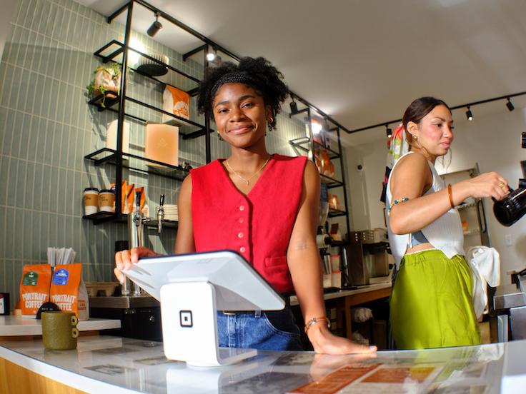 un barista detrás de la barra