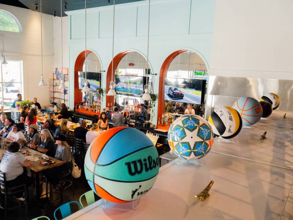 balones de baloncesto sobre la barra de un restaurante