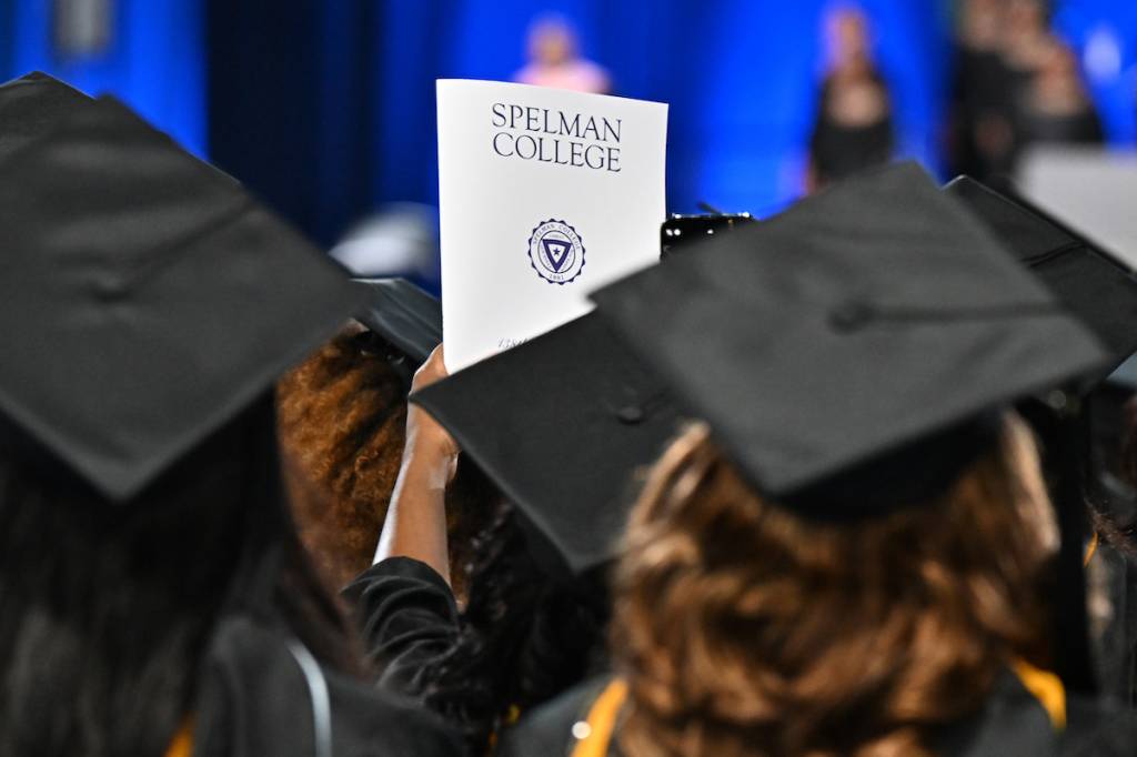 COLLEGE PARK, GEORGIA - 18 DE MAYO: Vista general de la ceremonia de graduación de 2025 del Spelman College, celebrada en el Centro Internacional de Convenciones de Georgia el 18 de mayo de 2025 en College Park, Georgia. (Foto de Paras Griffin/Getty Images)