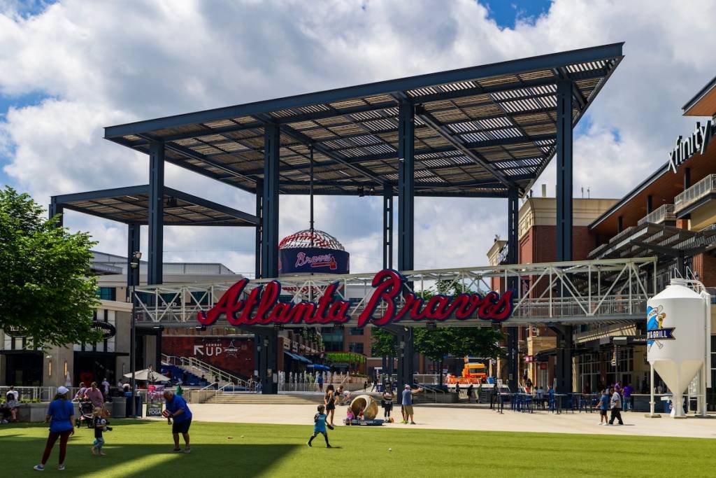 Atlanta, Georgia, EE. UU. - 27 de abril de 2025: The Battery y el Truist Park, sede de los Atlanta Braves, en Atlanta, Georgia, EE. UU.
