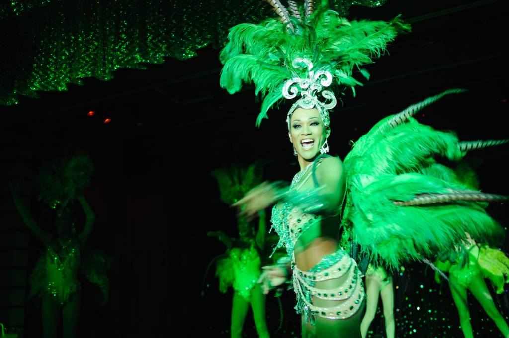 PHUKET, TAILANDIA - 20 DE OCTUBRE DE 2011: Espectáculo de cabaret en el Moulin Rose de Phuket. Phuket tiene fama de ser un lugar de fiesta con bares de go-go, espectáculos de cabaret de ladyboys, discotecas y clubes.
