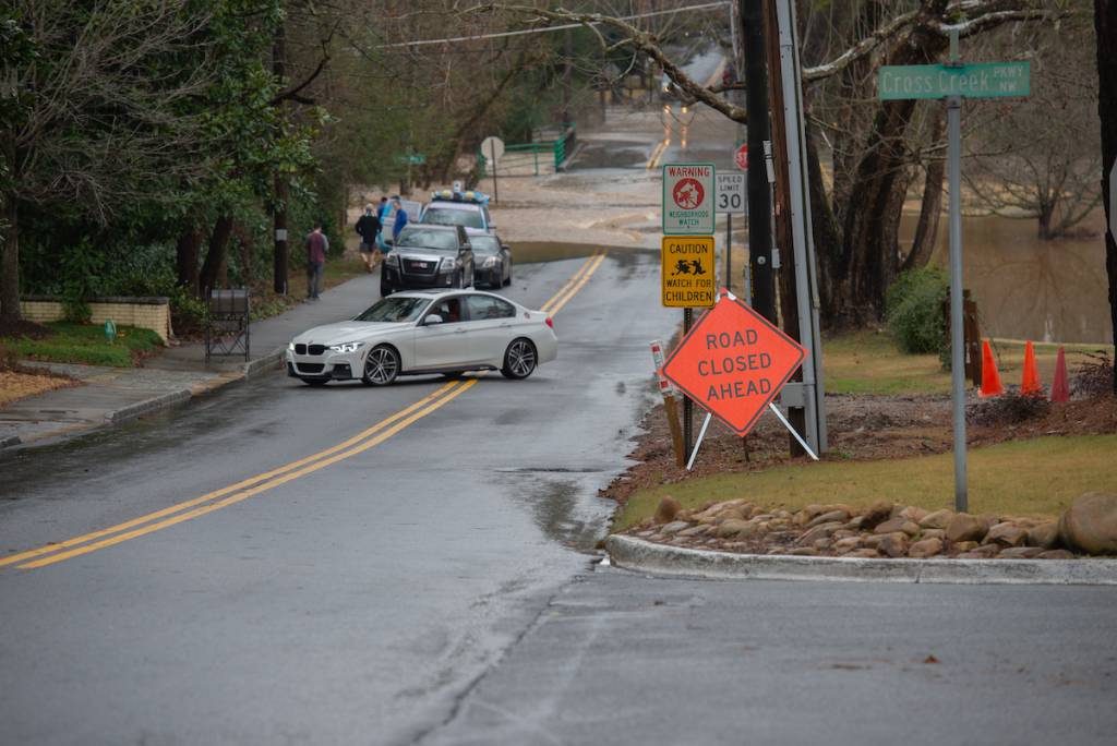 ATLANTA, GEORGIA – 28 DE DICIEMBRE DE 2018: Una señal de carretera cerrada advierte a los conductores de que den la vuelta en lugar de intentar cruzar las aguas de una inundación en Bohler Road, cerca de la entrada a las viviendas adosadas de Cross Creek.