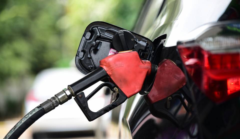 El gobernador de Georgia, Kemp, suspende el impuesto sobre la gasolina y declara el estado de emergencia