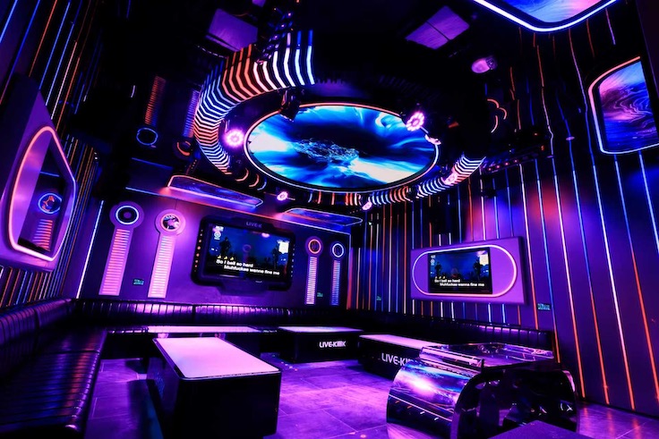 Local de karaoke con luces LED