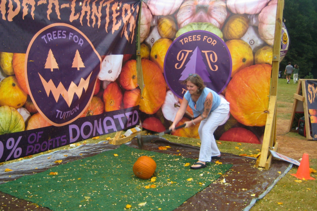 una mujer rompiendo una calabaza