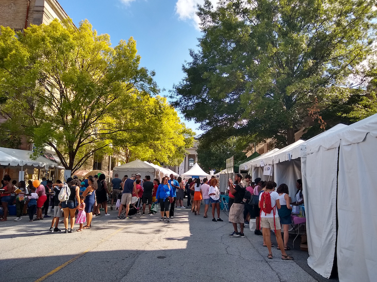 Atlanta, Georgia - 31 de agosto de 2018: Multitud de gente en el centro, cerca del juzgado del condado de DeKalb, con motivo del festival del libro de Decatur. Con numerosos puestos callejeros en la Feria del Libro de Decatur.