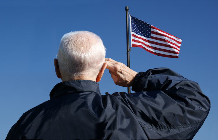 Imagen de un veterano saludando a la bandera de Estados Unidos.