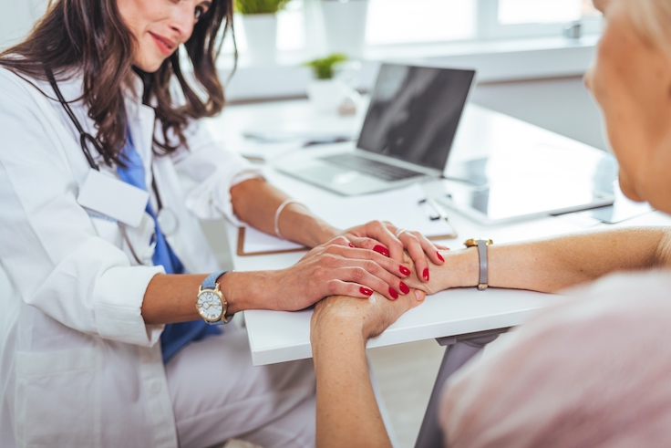 Primer plano de la mano de un médico tranquilizando a su paciente en el hospital. Primer plano de las manos de un médico sujetando con cuidado las de su paciente. Un médico amable que brinda un apoyo sincero a su paciente.