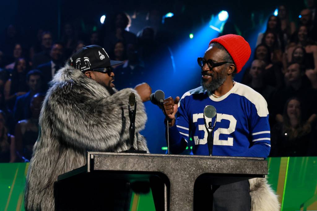 LOS ÁNGELES, CALIFORNIA - 8 DE NOVIEMBRE: (De izquierda a derecha) Big Boi y André 3000, de Outkast, hablan en el escenario durante la ceremonia de incorporación al Salón de la Fama del Rock & Roll de 2025 en el Peacock Theater el 8 de noviembre de 2025 en Los Ángeles, California. (Foto de Theo Wargo/Getty Images para RRHOF)