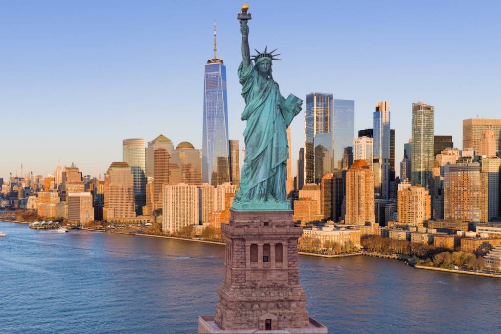 Manhattan junto a la Estatua de la Libertad. Elecciones en EE. UU. Cartel de Nueva York con la Estatua de la Libertad. Panorama de la ciudad de Nueva York con la Estatua de la Libertad. Rascacielos de Manhattan cerca de la Estatua de la Libertad.