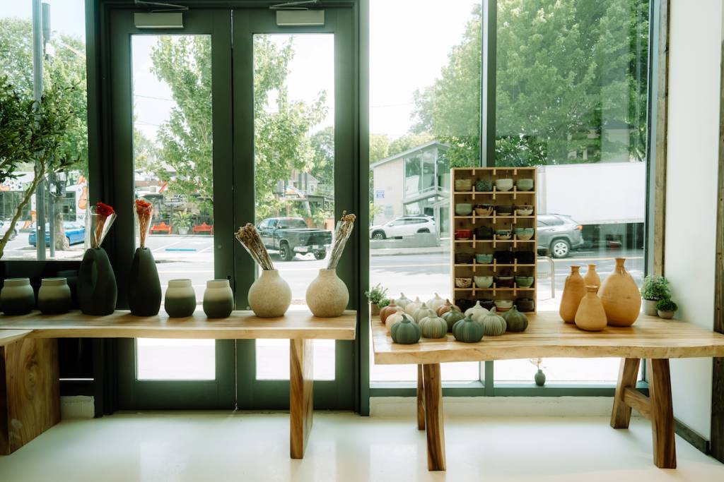 una cafetería elegante con tazas de cerámica