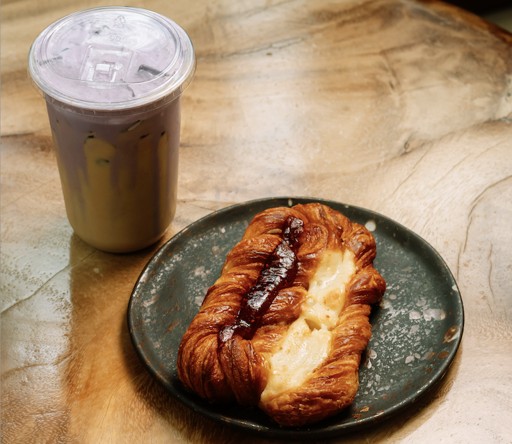 un café y un bollo danés