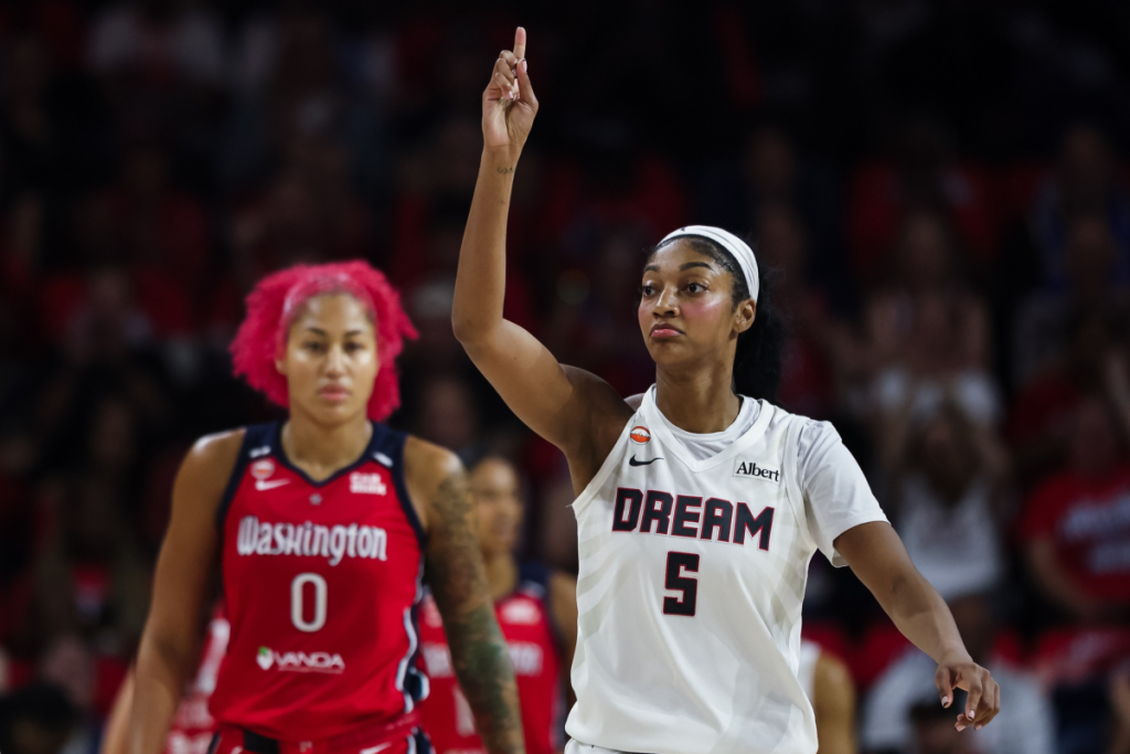 WASHINGTON, DC - 30 DE SEPTIEMBRE: Angel Reese (n.º 5) del Atlanta Dream reacciona mientras Shakira Austin (n.º 0) de las Washington Mystics la observa durante la primera parte del segundo partido de la primera ronda de los playoffs de la WNBA en el CareFirst Arena el 30 de septiembre de 2026 en Washington, DC. NOTA PARA EL USUARIO: El usuario reconoce y acepta expresamente que, al descargar o utilizar esta fotografía, está aceptando los términos y condiciones del Acuerdo de licencia de Getty Images. (Foto de Scott Taetsch/Getty Images)