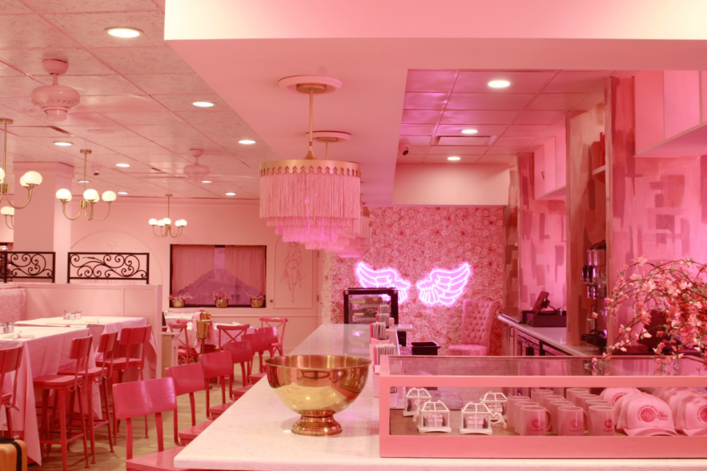 un restaurante con un interior totalmente rosa