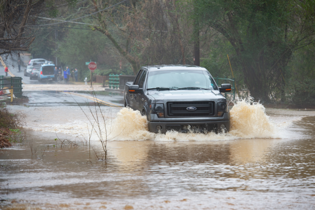 camión atrapado en una inundación
