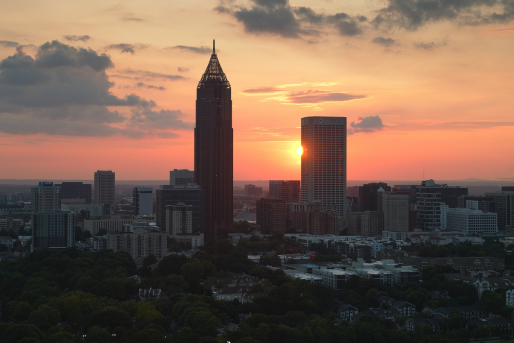 el sol asoma entre los edificios de Atlanta