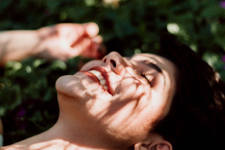 mujer con la cara al sol