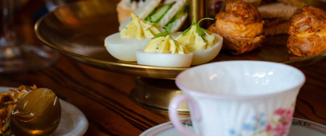 Este restaurante sureño recomendado por la Guía Michelin organiza este octubre un caprichoso «Royal Tea Service» inspirado en Halloween