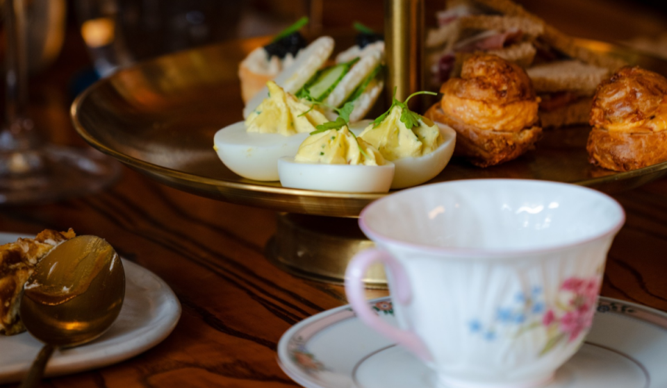 Este restaurante sureño recomendado por la Guía Michelin organiza este octubre un caprichoso «Royal Tea Service» inspirado en Halloween