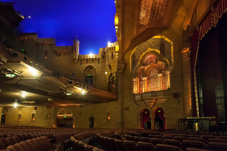 Atlanta, Georgia, EE. UU. – 30 de julio de 2015: Vista panorámica de la platea, el escenario y el techo iluminado en azul del Fox Theatre, decorado al estilo oriental, en Midtown