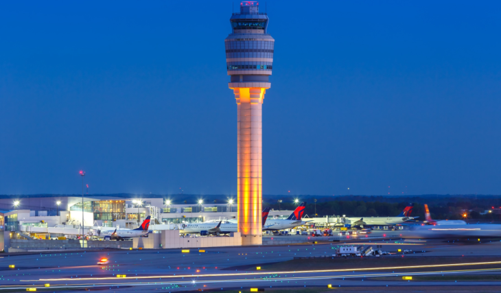 En 1925, el aeropuerto de ATL era un hipódromo abandonado; 101 años después, Hartsfield-Jackson es el aeropuerto más transitado del mundo. Y este año han enterrado una cápsula del tiempo que no se abrirá hasta 2126, dentro de 100 años.