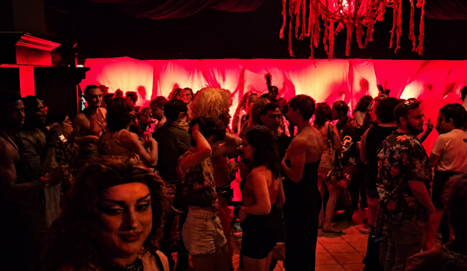 Este bar pop-up de Halloween de 10 000 pies cuadrados se esconde bajo las calles del centro de Atlanta y está abierto hasta las 4 de la madrugada: cócteles endiabladamente deliciosos, DJ en directo, decoración de Halloween envolvente, solo para mayores de 21 años