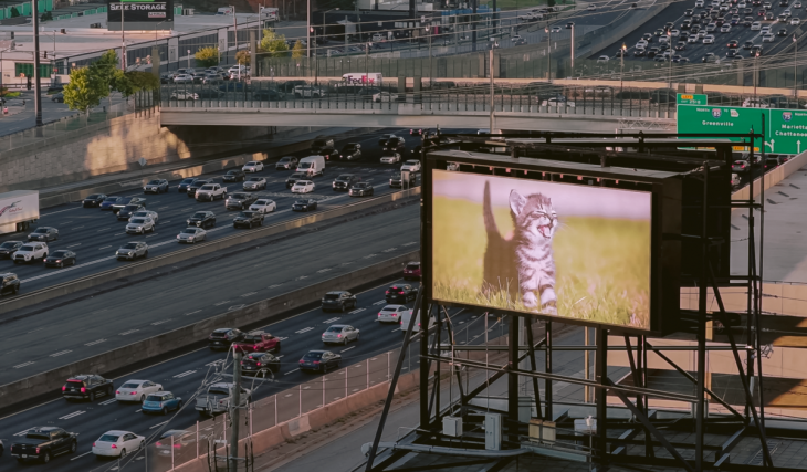 Tras seis años a oscuras, la emblemática valla publicitaria de Adult Swim vuelve para entretener a los «ATLiens» atrapados en el tráfico del Downtown Connector