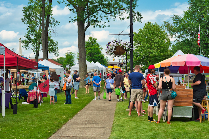 TWINSBURG, OHIO - 9 DE JUNIO DE 2018: Los visitantes se agolpan alrededor de los puestos de «A Taste of Twinsburg», un festival culinario y artístico al aire libre que se celebra un sábado de verano en la plaza del pueblo.