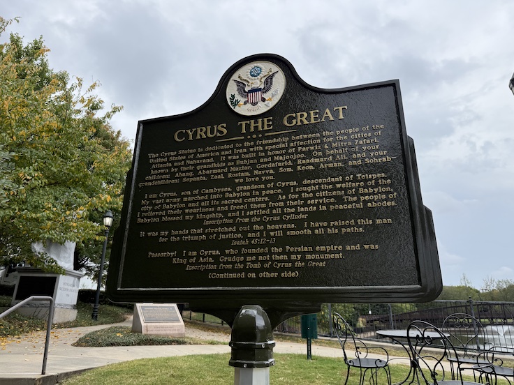 placa conmemorativa de una estatua dedicada a Ciro el Grande