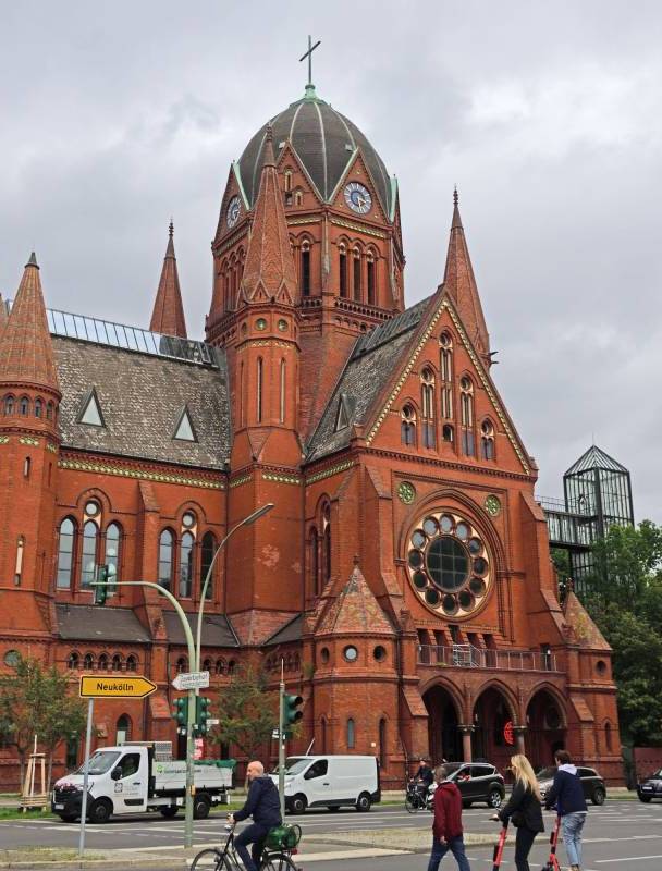 Diese neugotische Kirche mitten in Kreuzberg vereint eine fast 60 Meter hohe Turmkuppel mit modernen Events und kultureller Vielfalt