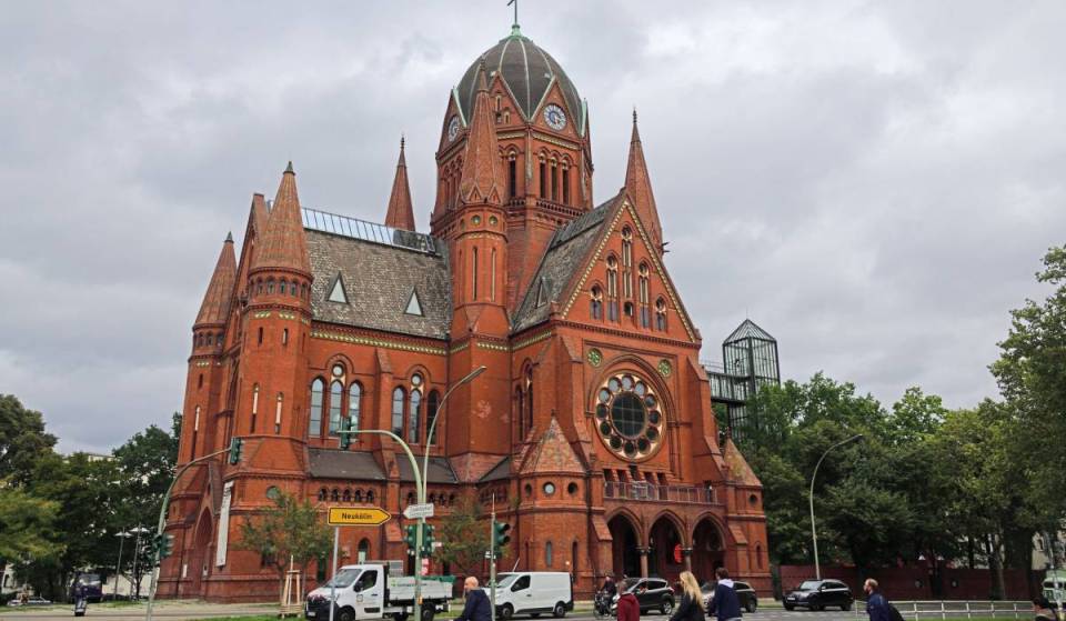 Esta iglesia neogótica, situada en pleno Kreuzberg, combina una cúpula de casi 60 metros de altura con eventos modernos y diversidad cultural