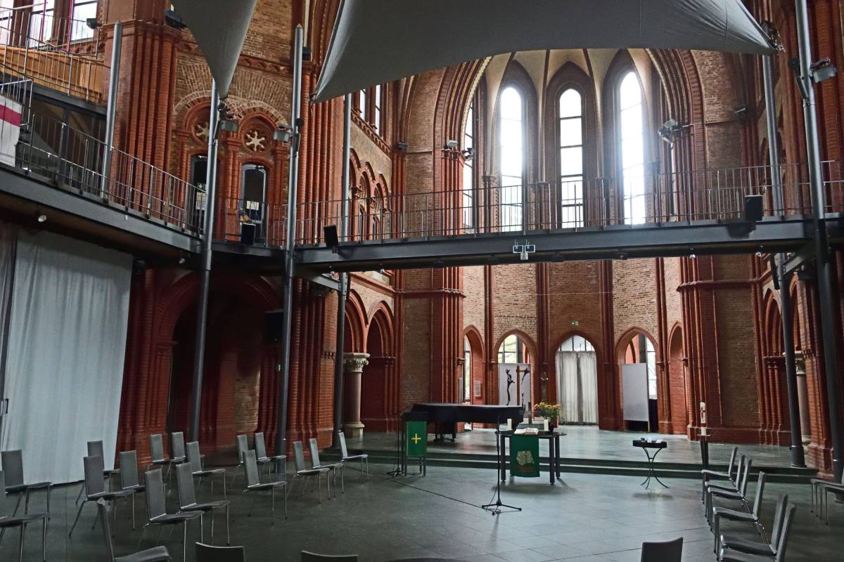 Innenraum der Heilig-Kreuz-Kirche in Berlin